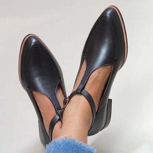 Matte Leder Retro Flats mit spitzem T-Riemen