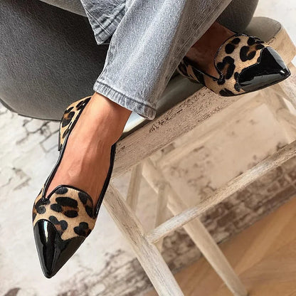 Khaki-Patchwork-Flats mit spitzer Zehenpartie und Leopardenmuster