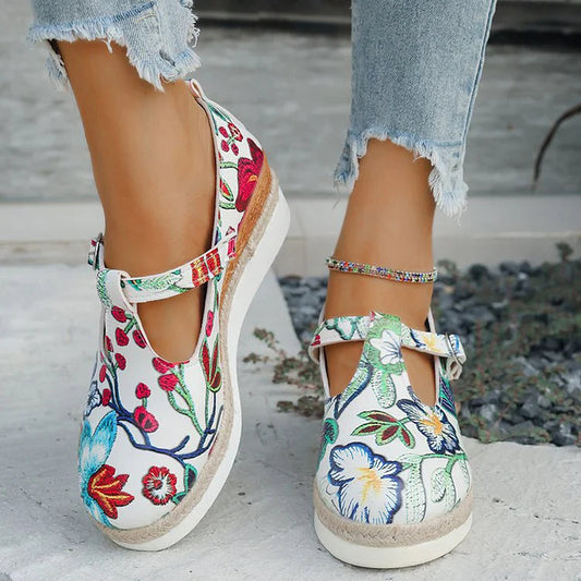 Blumendruck-Sandalen mit runder Zehenpartie, T-Riemen, Schnalle und Keilabsatz