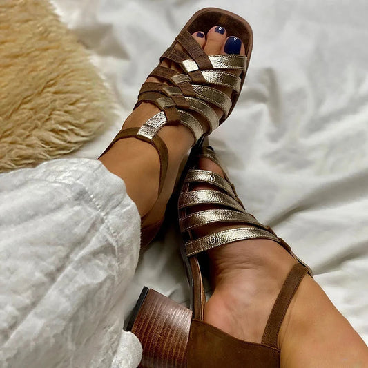 Asymmetrische Sandalen mit gewebten Riemen und markanten Absätzen