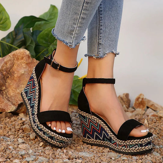 Gewebte Espadrille-Keilsandalen mit Knöchelriemen und ethnischem Muster