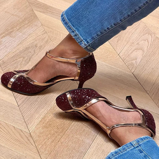 Farbblock-Stiletto-Absätze mit T-Riemen und funkelnder burgunderroter Schnalle [Vorbestellung]