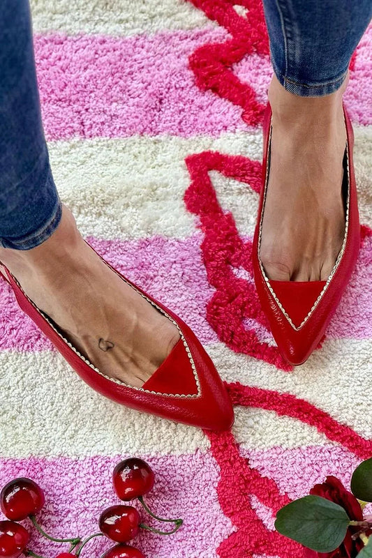 Rote Ballerinas mit Kontrastbesatz und spitz zulaufendem Slingback