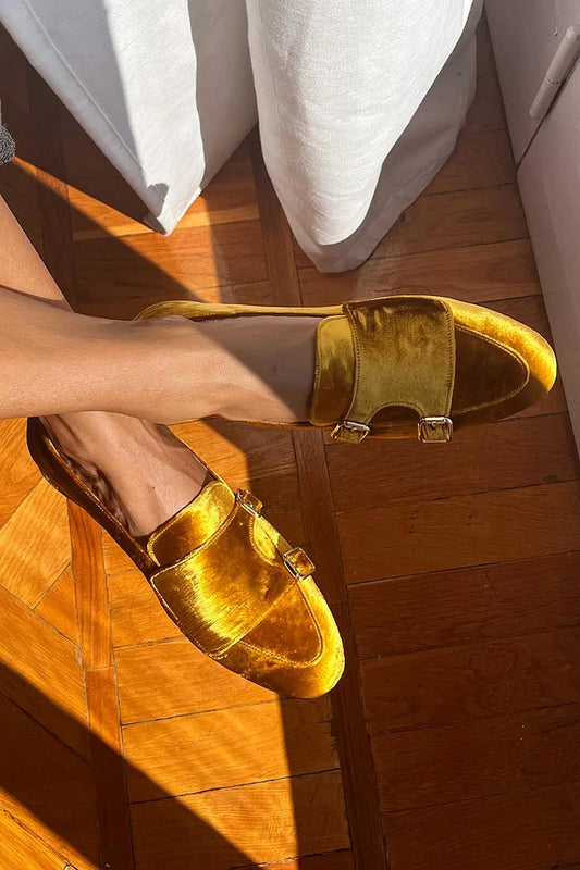 Gelbe Wildlederimitat Slip-On-Slipper mit Schnallen und dekorativen Details