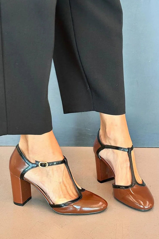 Braune Chunky Heels mit Farbblock-T-Riemen und Schnalle [Vorbestellung]
