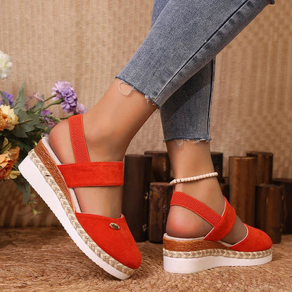 Elegante Espadrille-Wedges mit Metallakzenten und geschlossener Zehenpartie