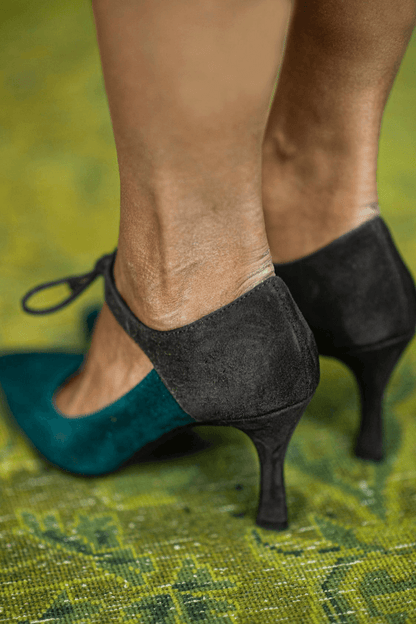 Elegante violette Stiletto-Absätze mit Schnürung