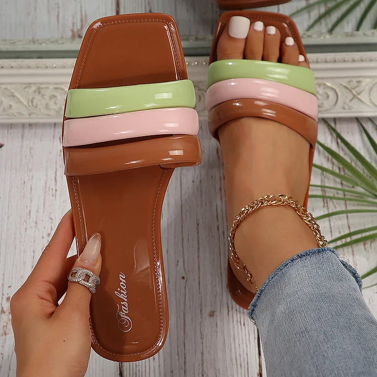 Stylische, farblich abgestimmte Riemchensandalen mit quadratischer Spitze für entspannte Outdoor-Aktivitäten