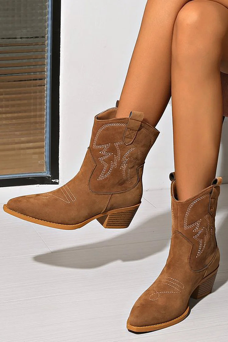 Spitze Stiefeletten mit klobigem Absatz und Patchwork-Stickerei