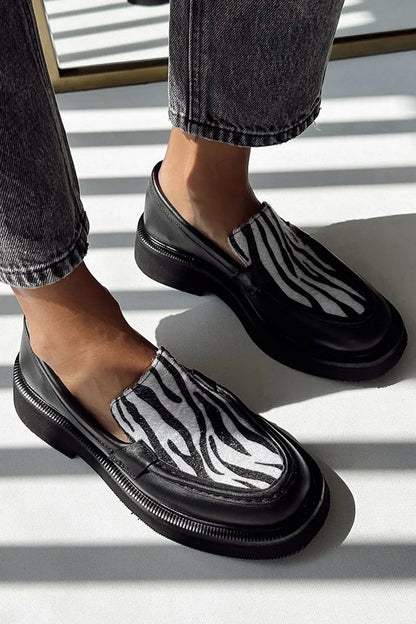 Schwarze Slipper mit runder Zehenpartie und Zebramuster-Design [Vorbestellung]