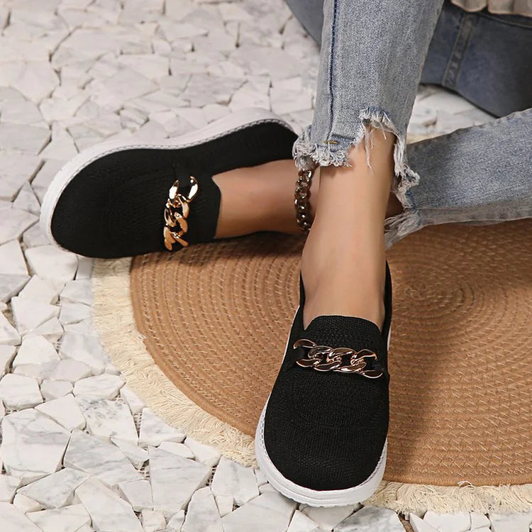 Legere einfarbige Strick-Loafer mit metallischem Kettendetail