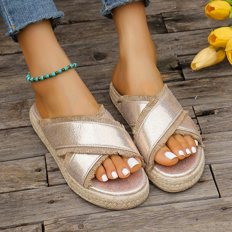 Metallisch glänzende Espadrille-Plateaupantoffeln mit Quasten und Kreuzgürtel