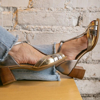 Komfortable Metallic Sandalen mit Kreuzriemen, Schnalle, Peeptoe und goldenen Blockabsätzen