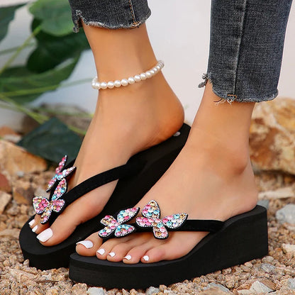 Farbenfrohe Strass-Schmetterlings-Plateau-Flip-Flops für den Strand