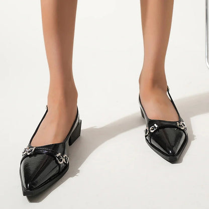 Glänzende Slingback-Ballerinas mit Zehenriemen und Schnallen-Dekor