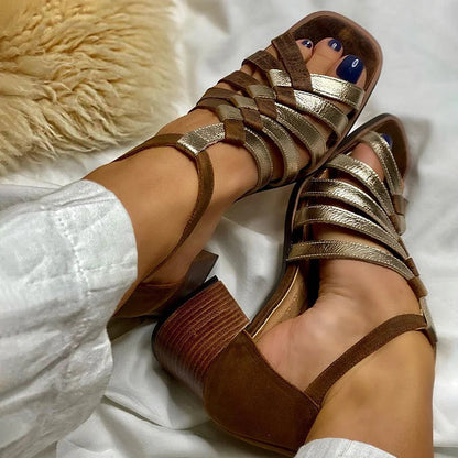 Asymmetrische Sandalen mit gewebten Riemen und markanten Absätzen