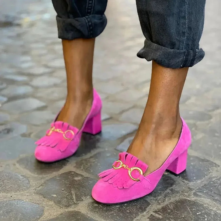 Matte, klobige Absatzschuhe mit runder Zehenpartie und fransierter Metallschnalle