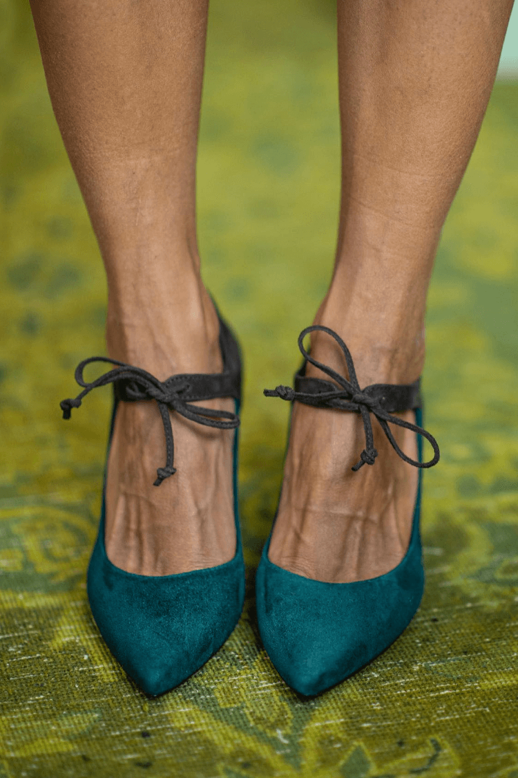 Elegante violette Stiletto-Absätze mit Schnürung