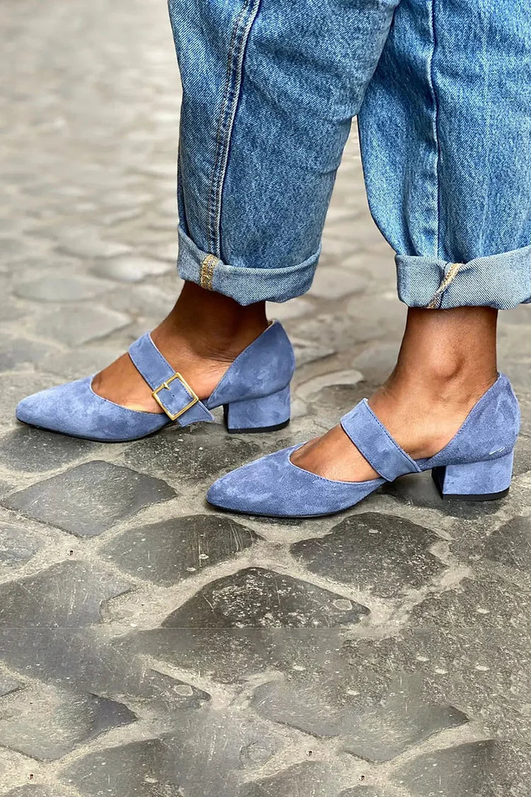 Spitze, klobige High Heels mit Kunstlederriemen und Schnalle