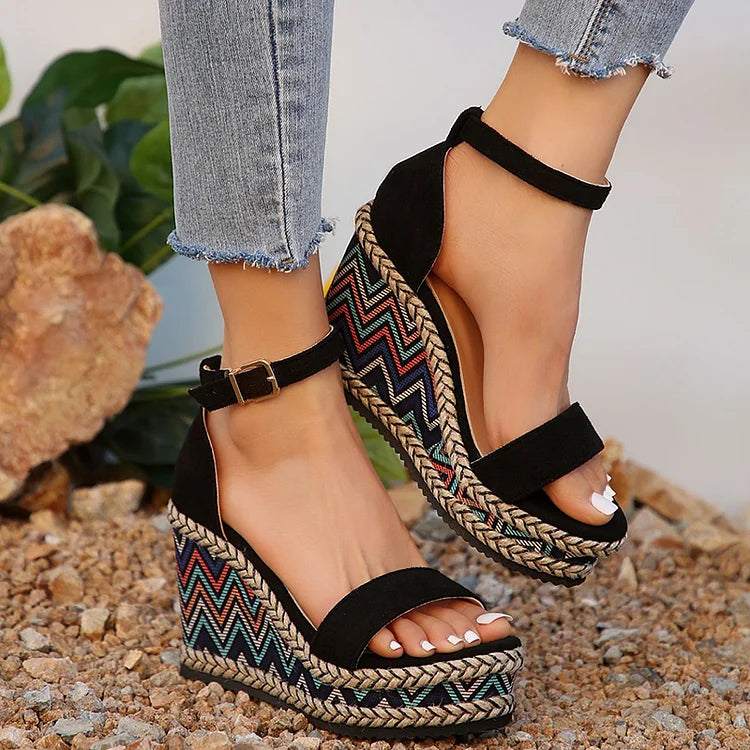Gewebte Espadrille-Keilsandalen mit Knöchelriemen und ethnischem Muster