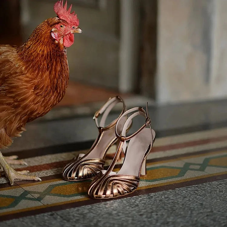 Hohlraum-T-Riemen-Sandalen mit glänzenden Stiletto-Absätzen