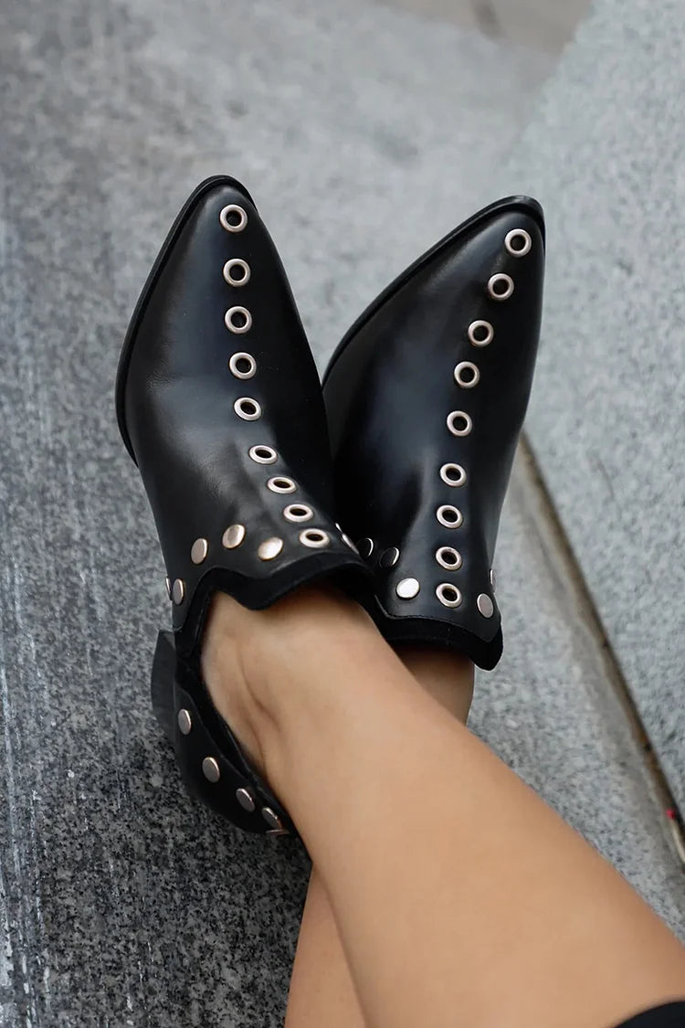 Schwarze Stiefeletten mit Metallösen, spitzem Zehenbereich und robustem Absatz