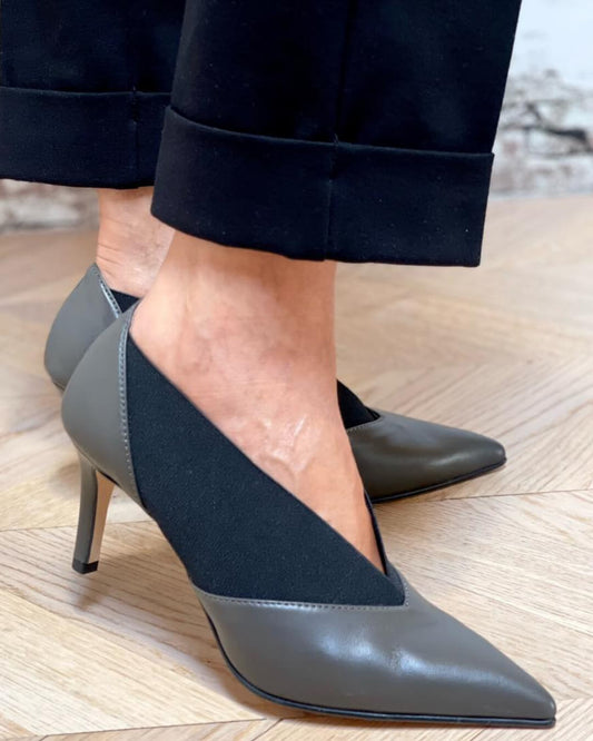 Elegante zweifarbige Stiletto-Absätze aus Leder mit V-Ausschnitt [Vorbestellung]