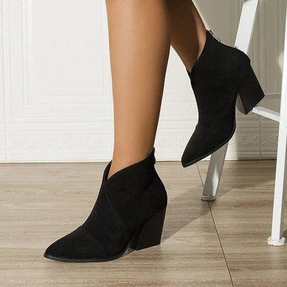 Elegante Stiefeletten mit V-Ausschnitt, spitzer Zehenform und markantem Absatz