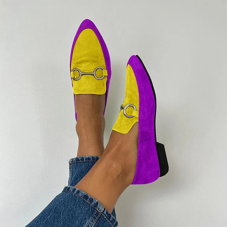 Matte Retro-Flats mit spitzem Zehenbereich und farblich abgesetzter Metallschnalle