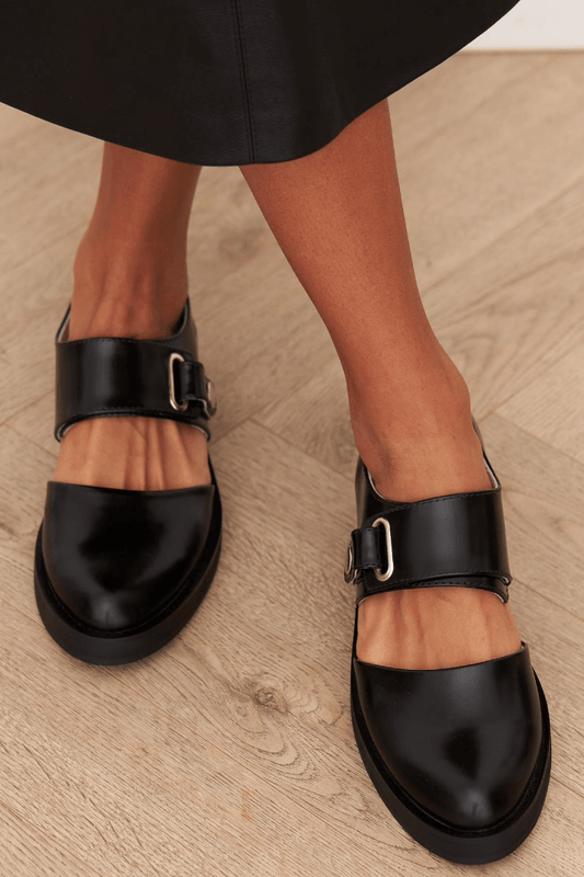 Einfarbige Slingback-Flats mit runder Zehenpartie und ausgeschnittenem Design