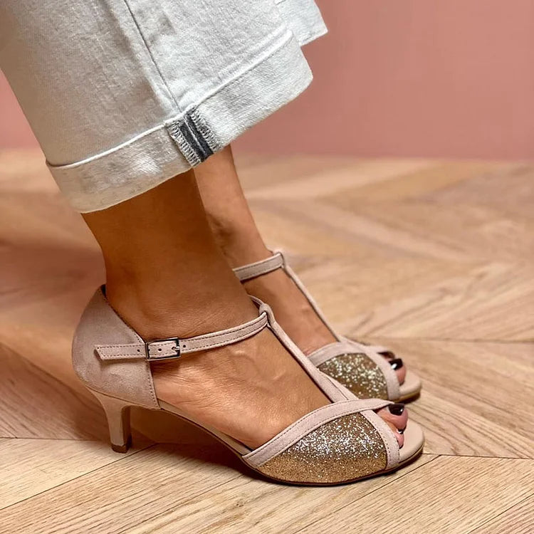 Stylische Glitzer-Peeptoe mit Patchwork-Schnalle und T-Riemen in Taupe – Kitten-Heels