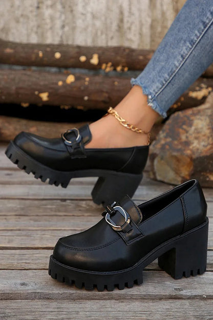 Patchwork-Loafer mit runder Zehenpartie, dekorativer Metallschnalle und robustem Absatz