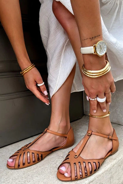 Braune Peep-Toe-Sandalen mit T-Riemen-Schnalle und Ausschnitten