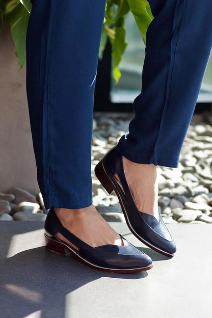 Bequeme marineblaue Ballerinas zum Hineinschlüpfen mit spitzem Zehenbereich und Aussparungen