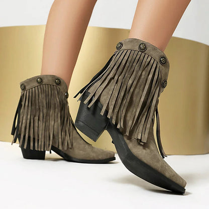 Fransen-Ankle Boots mit metallischen Nieten, eckiger Zehenpartie und klobigem Absatz