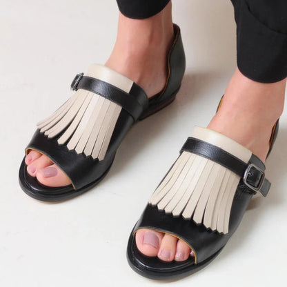 Offene Slip-On-Sandalen mit kontrastierenden Fransen und runder Zehenpartie
