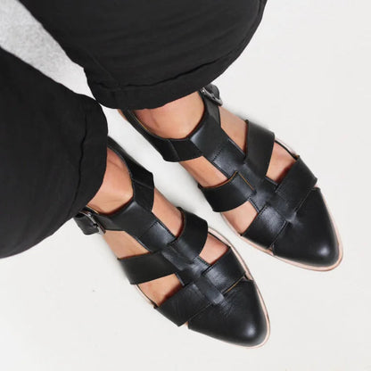 Flache, geschlossene Schuhe mit spitzen Zehen und ausgehöhltem Kreuzriemen