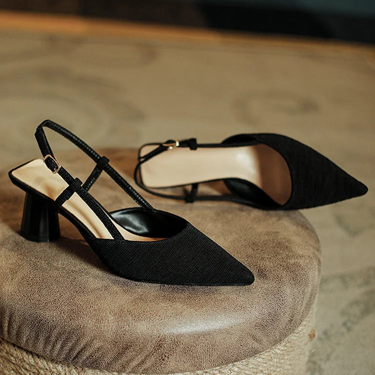 Elegante Satin Slingback mit Struktur und Spitz zulaufendem Design – Klobige Absätze