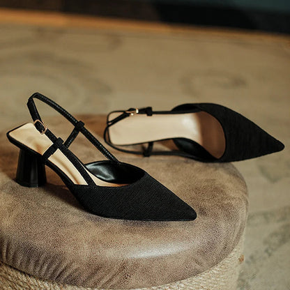Elegante Satin Slingback mit Struktur und Spitz zulaufendem Design – Klobige Absätze