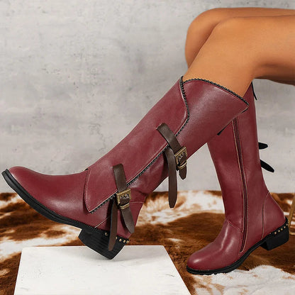 Kniehohe Stiefel mit metallischen Nieten, Patchwork-Riemen, Schnallen und runder Zehenform