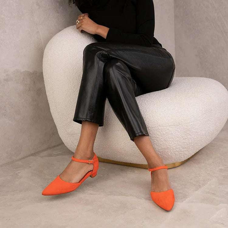 Elegante, lässige Ballerinas mit spitzem Zehenbereich und Knöchelriemen aus Wildleder-Optik