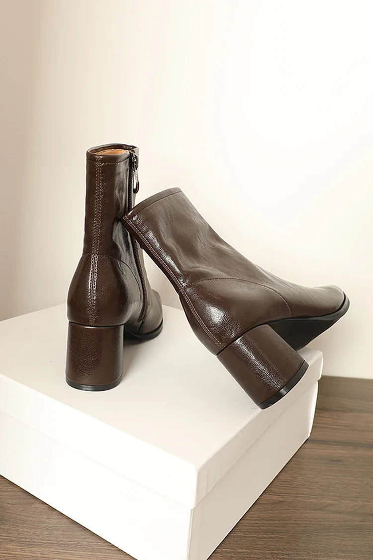 Einfarbige Stiefeletten mit Nahtdetails, eckiger Zehenpartie, Reißverschluss und klobigem Absatz
