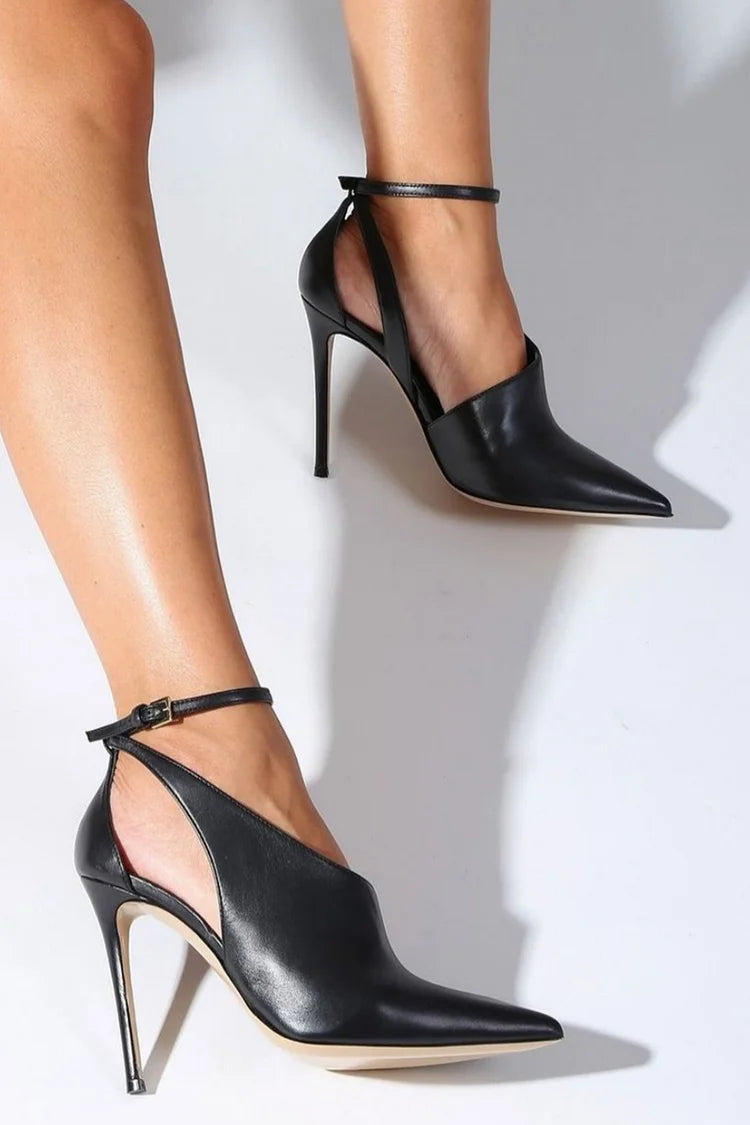 Schwarze Stiletto-Absätze mit Knöchelriemen, Schnalle, Ausschnitt und spitzem Zehenbereich