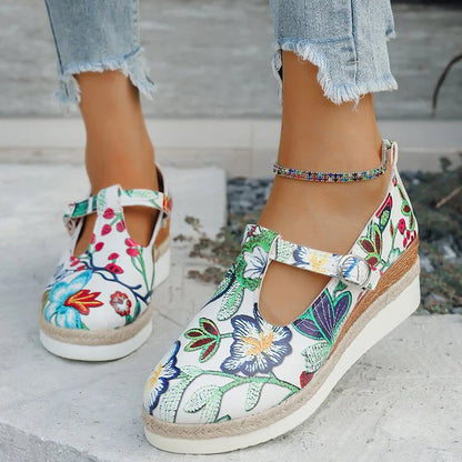 Blumendruck-Sandalen mit runder Zehenpartie, T-Riemen, Schnalle und Keilabsatz
