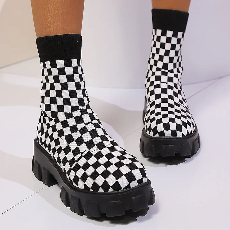 Gestickte Stiefeletten im Schachbrettmuster mit runder Zehenpartie und robustem Absatz