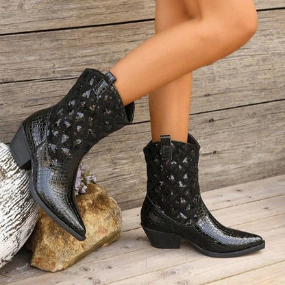 Patchwork-Stiefel mit spitzem Zehenbereich und auffälligem Krokodilmuster-Blockabsatz