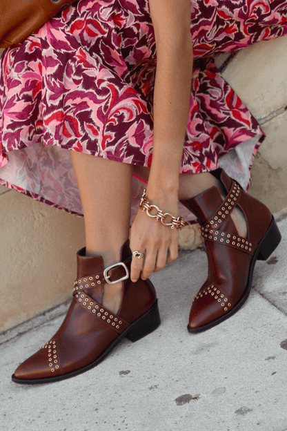 Vintage-Lederstiefeletten mit Nieten und Schnallenriemen