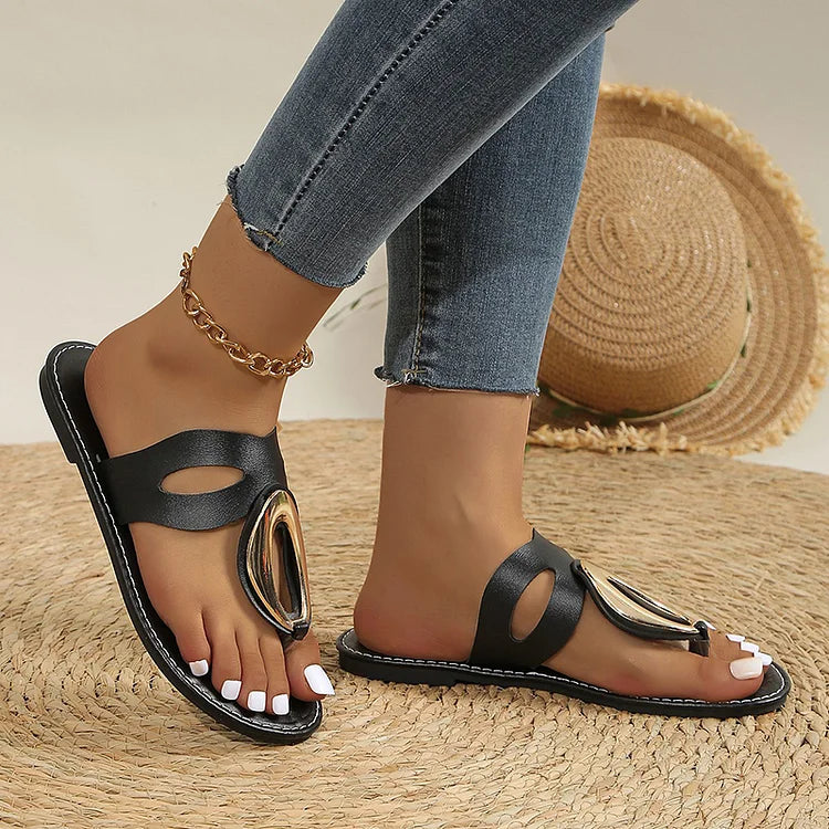 Bequeme Flip-Flops mit dekorativem Metallring und Ziernähten