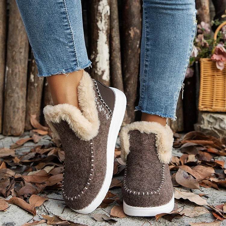 Gemütliche Patchwork-Schneestiefel mit dekorativen Nähten und runder Zehenform