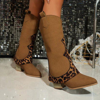Kniehohe Stiefel mit Patchwork-Leopardenmuster, spitzem Zehenbereich und klobigem Absatz